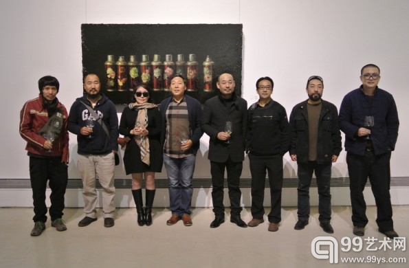 艺术家王天昊与友人合影