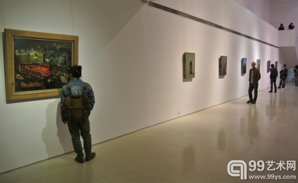 展览现场，观众正在欣赏作品