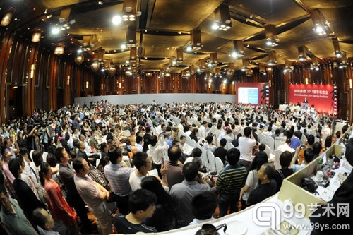 大部分指数采用拍卖行数据，因为它们的数据公开透明，此图为中国嘉德2011年春拍大观—中国书画珍品之夜专场现场