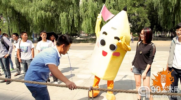 可爱的大铅笔与同学们一起分享汗水，分享快乐