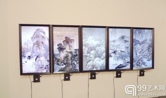 德国秀瓷画廊也参加了本次艺博会，相对去年他们在科隆艺术博览会打造的中国艺术家专场，今年他们则是以西方艺术家为主，但他们呈现的一件山水画影像装置作品吸引了不少观众的眼球。德国秀瓷画廊呈现的山水画装置作品