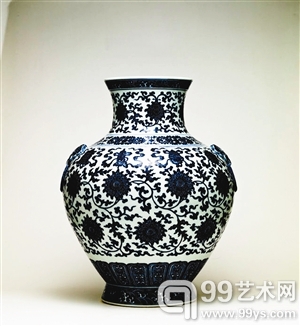 以851万人民币成交的清乾隆青花缠枝莲纹托八宝铺首大尊。