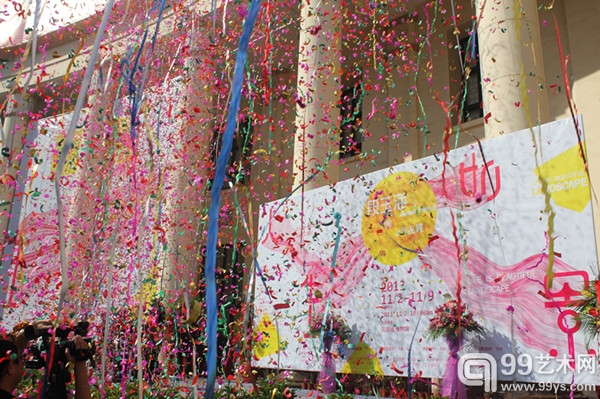 段玉海油画作品展开幕仪式鸣放电子礼花.jpg