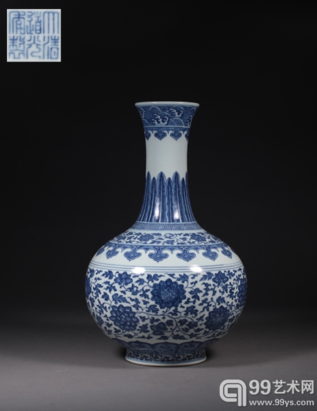 清道光 青花缠枝莲纹赏瓶 尺寸：高38cm