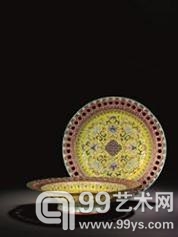 一对清乾隆黄地粉彩莲纹镂空折沿大盘