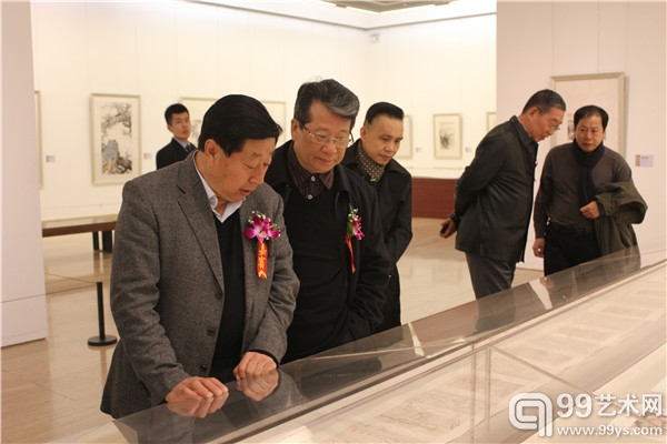 刘大为与许钦松参观展览