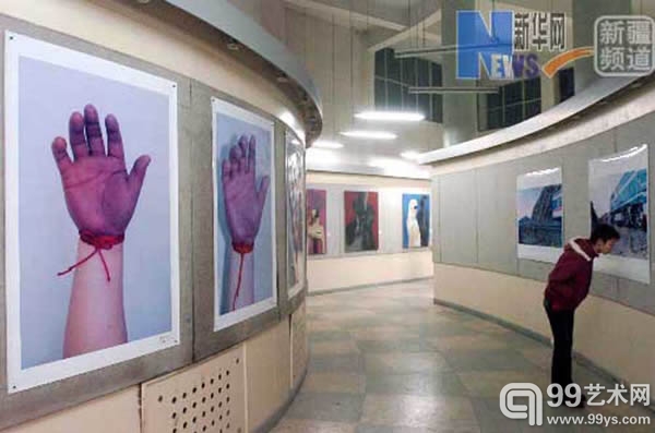 12月4日，新疆当代艺术展在新疆艺术学院举行，展出油画、行为、装置等艺术形式的40多件作品。行为艺术照片《手》等作品在新疆艺术学院展厅内展出。