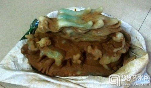 图为被两次转卖的假古董工艺品玉龙。