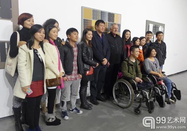 开幕现场，艺术家莱勒、周春芽与五彩基金学员合影
