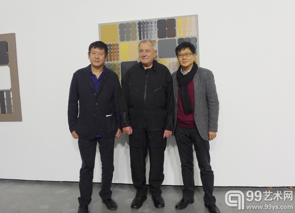 “莱勒•卡尔哈尔德：反图像的诗歌”展览现场 艺术家周春芽与恩师莱勒、策展人吕澎合影
