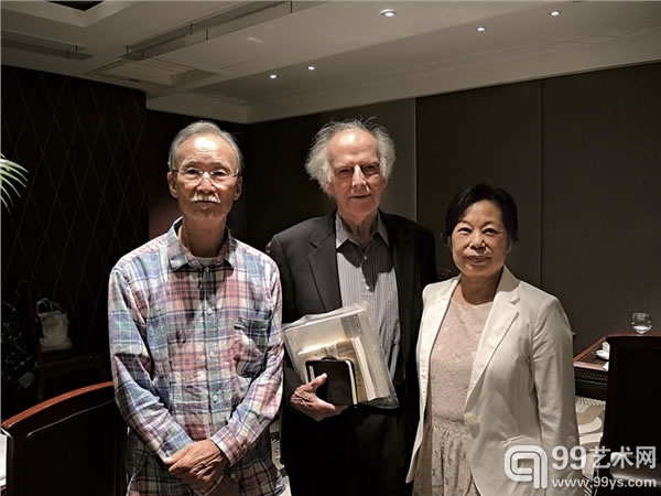苏立文教授在8月18日晚间与朱铭夫妇餐叙留影。他拥有的朱铭创作，也一并捐赠牛津大学博物馆。