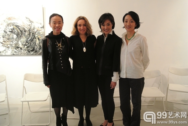 左起艺术家阎平、英国玛勃罗画廊代表、香港锦艺舫画廊创始人赵式和、艺术家向京
