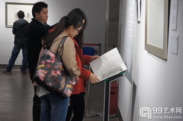 观众正在认真地参观展出作品