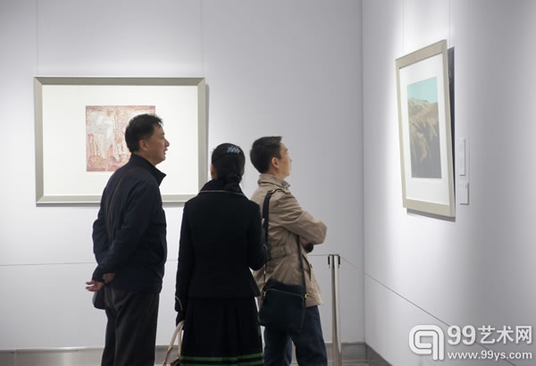 观众正在认真地欣赏展出作品