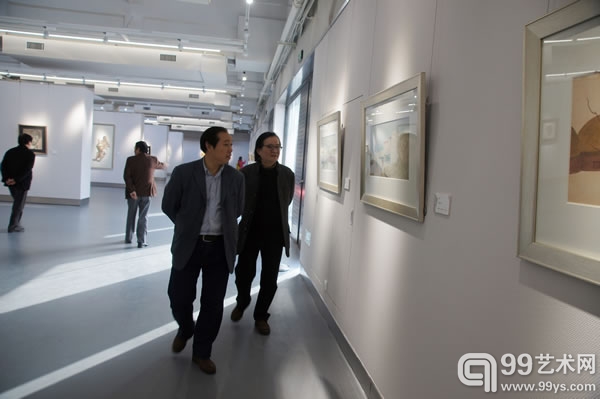 文广新局徐开利副局长和江苏省美术馆赵治平副馆长参观画展