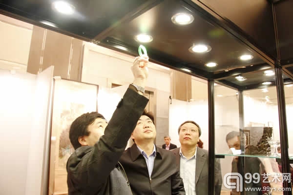 对拍品仔细鉴赏.