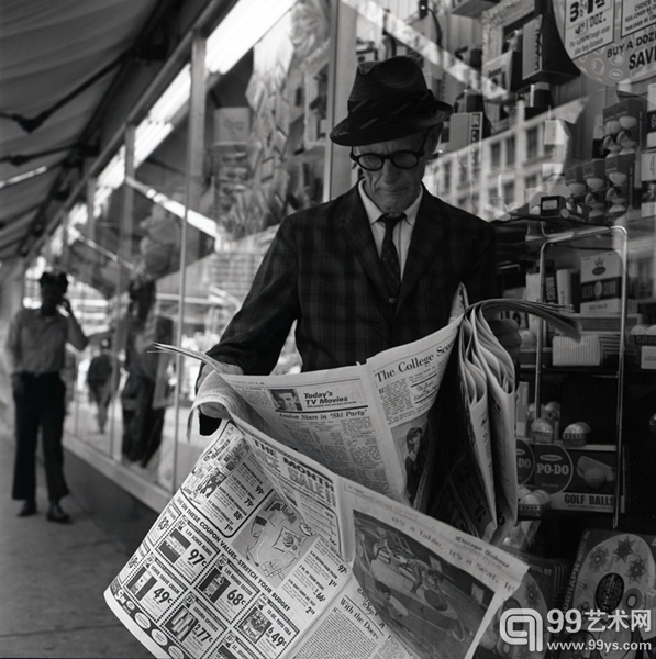 Chicago (Man Standing with Newspapers),1968