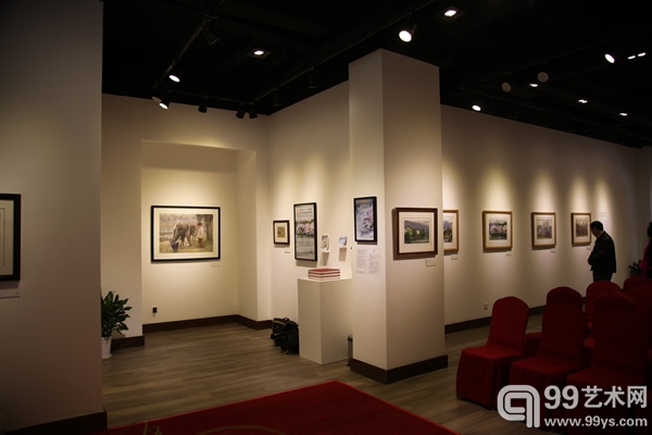 白统绪水彩艺术精品展暨仟僖雅画廊开幕展现场