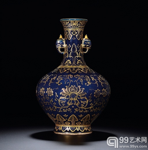清乾隆 宝石蓝地洋彩金西蕃花鸠耳瓶