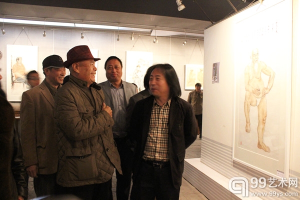 唐辉院长（右）和马海方（左）评画