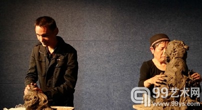雕塑家李秀勤与盲人许马正互动雕塑