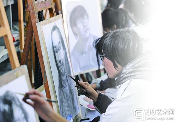 艺考生：美术生一天画15小时 模特生每天吃一顿