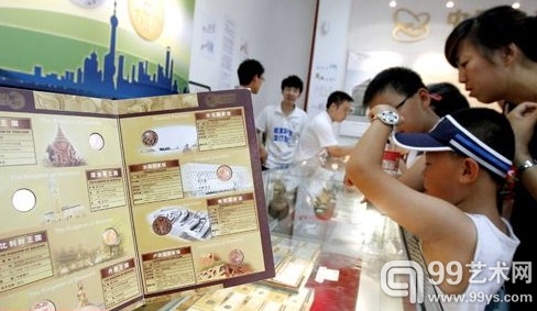 2010年7月28日，游客们在上海世博园内的特许商品专卖店内购买《中国2010年上海世博会世界钱币博览装帧册》。