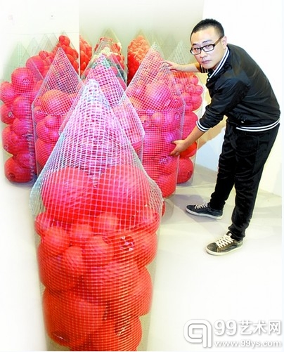 杨春晖的作品灵感来自重庆大轰炸中的灯笼