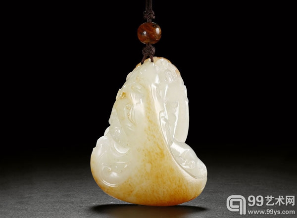 LOT10652  中国工艺美术大师吴德昇作品  和田玉籽料荷风香气把件