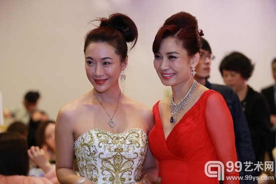 邝美云红裙现身办珠宝拍卖 王刚廖碧儿助阵