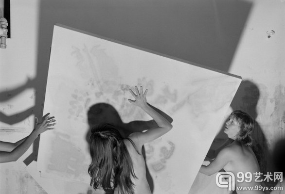 Elaine Stocki, Nudes Moving an Abstract Painting 2, 2013，Thomas Erben Gallery
