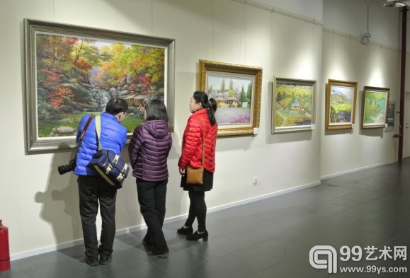 展览现场，观众正在欣赏朝鲜艺术家的作品。