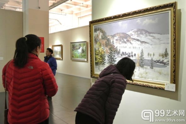 展览现场，观众正在欣赏朝鲜艺术家的作品。