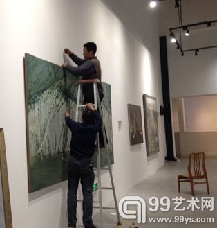 12月4日晚，工作人员在重庆美术馆布展。