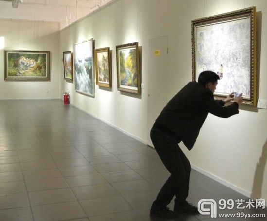 观众正在对喜欢的作品拍照留念。