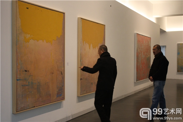 艺术家陈丹青与冯良鸿在展览现场