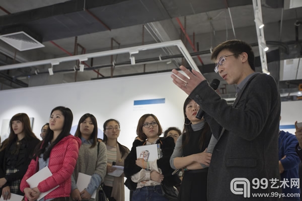 艺术家杜松儒（右上）向观众介绍作品—摄影 谢木林