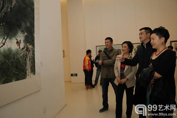 嘉宾欣赏画家马文典作品