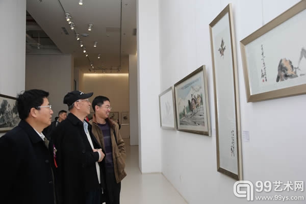 嘉宾参观画家马文典作品