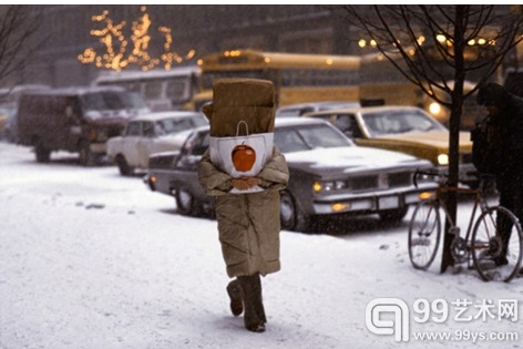 80年代纽约街头摄影-超市购物回来的妇女