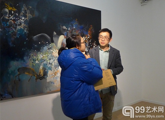 艺术家杨方伟在现场接受99艺术网采访