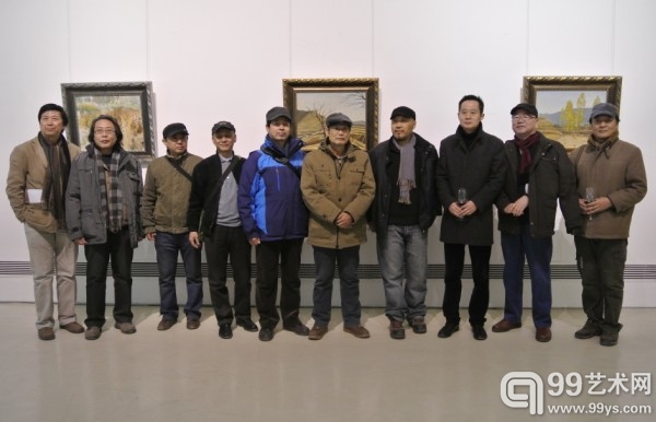 展览现场，艺术家合影。