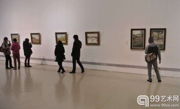展览现场，观众正在欣赏油画作品。