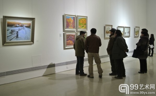 展览现场，艺术家正在介绍风景写生背后的故事。