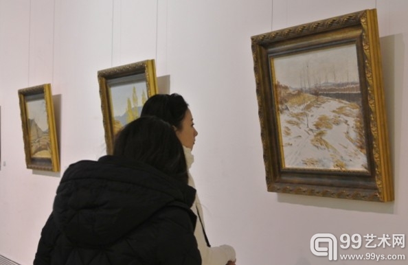 展览现场，艺术爱好者正在仔细欣赏风景作品。