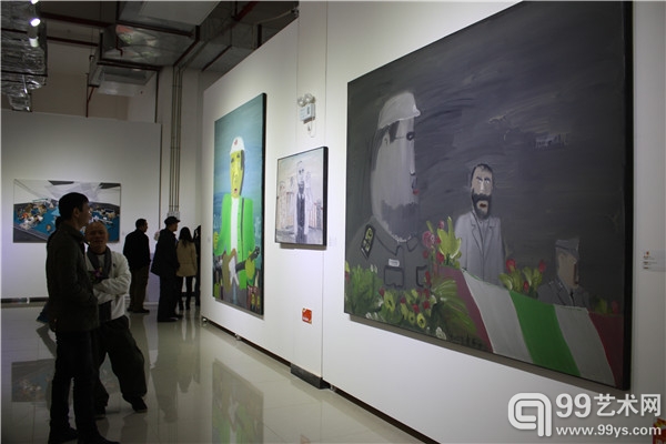 批评家杨卫在展览现场