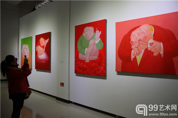 观众在中国-东盟艺术双年展现场