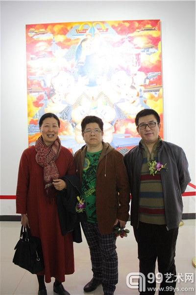 艺术家二罗（中）与批评家廖文（左）在罗氏兄弟作品前合影