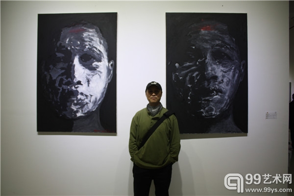 艺术家朱发东在作品前