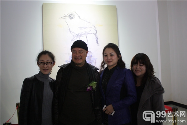 艺术家叶永青、策展人罗荃、双年展组委会主任蓝雪倩等合影